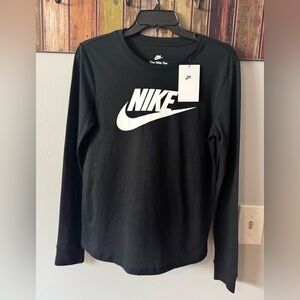 Nike Sportswear Essentials
Women's Long-Sleeve Logo T-Shirt